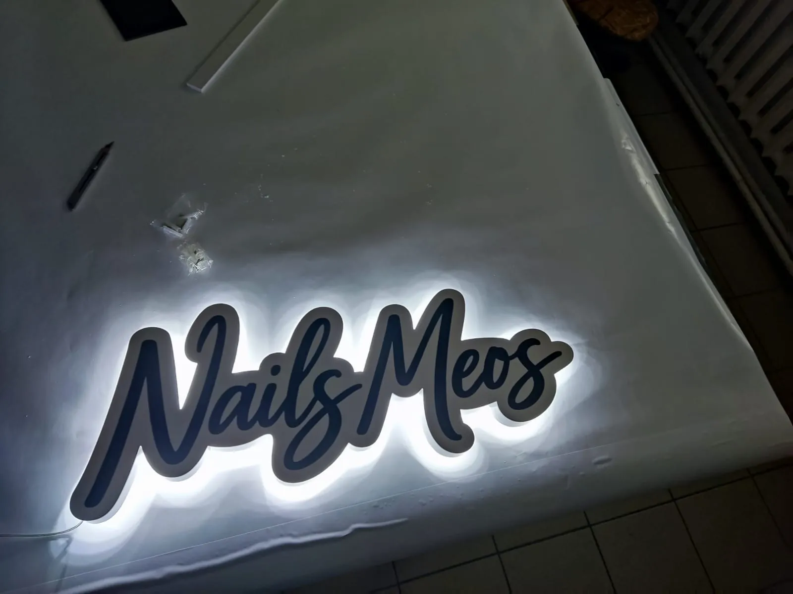 Световые буквы «Nails Meos» с контражуром