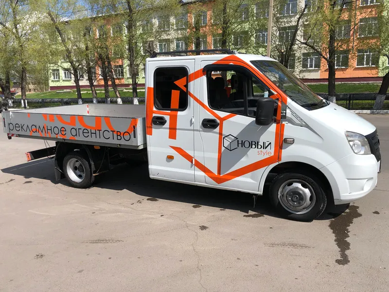 Брендирование авто – оклейка термобудки печатью на пленке с ламинацией Оракалом