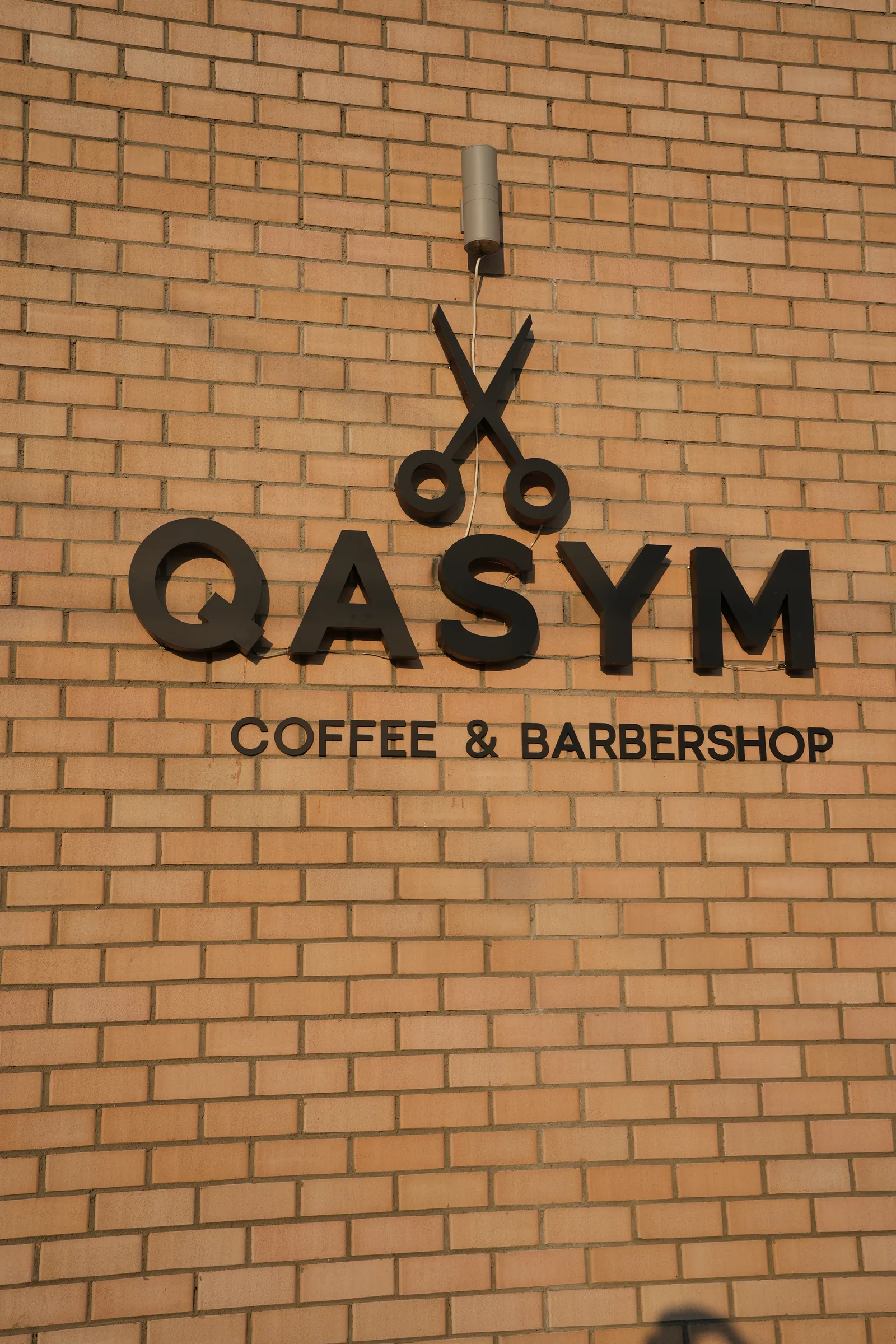 Вывеска с контражурной подсветкой QASYM Coffee & Barbershop